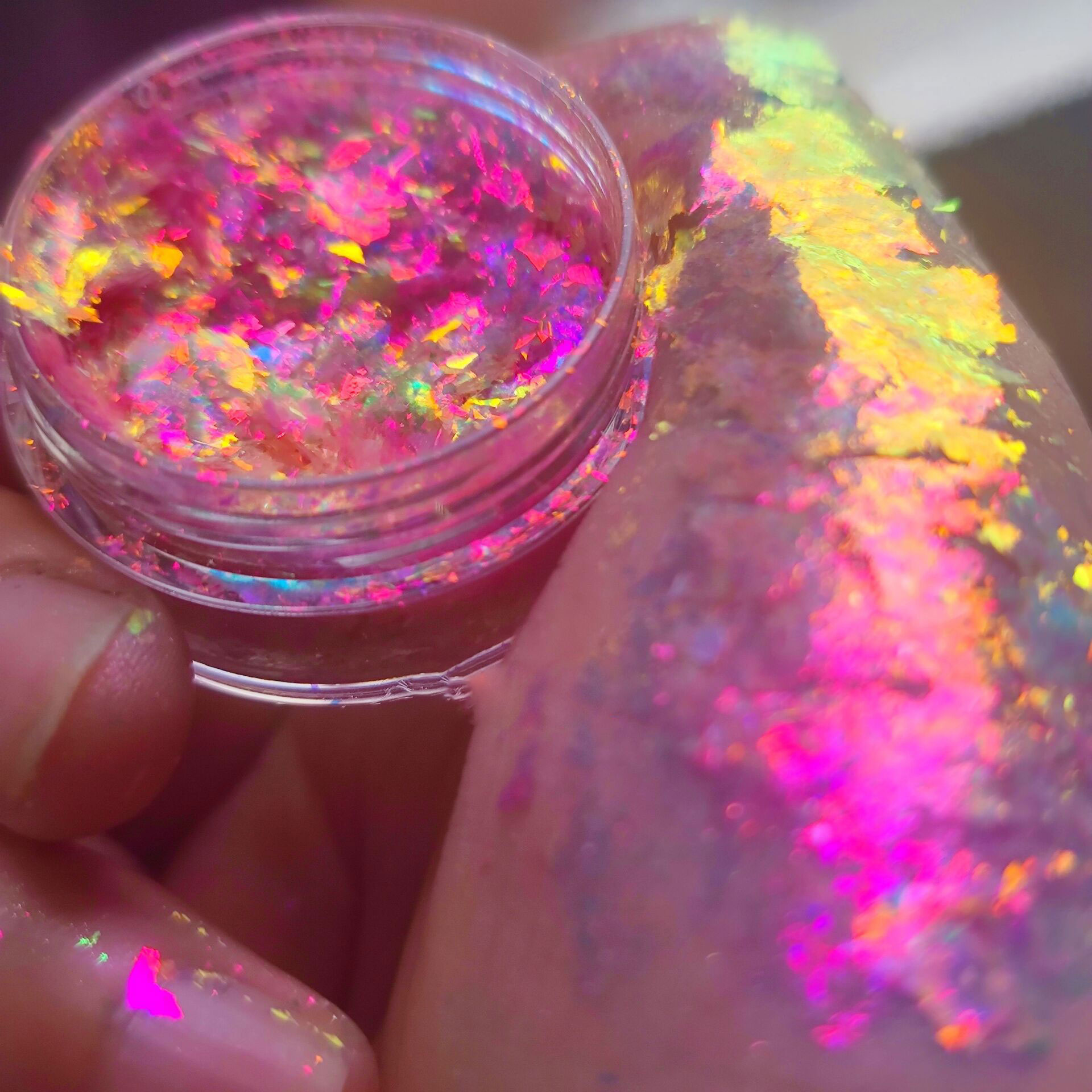 رقائق أوبال لامعة متغيرة اللون - مراجعة Eyeshadow Glitter Pigment وسعره