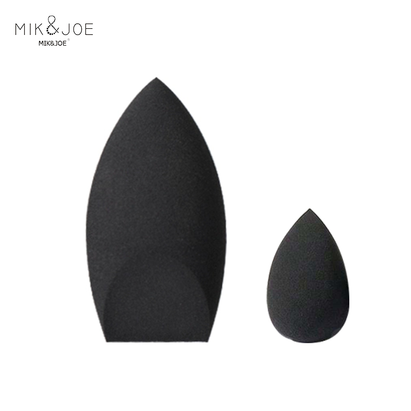 قطعتان من إسفنجة التجميل السود - مراجعة Beauty Blender In Makeup وسعره